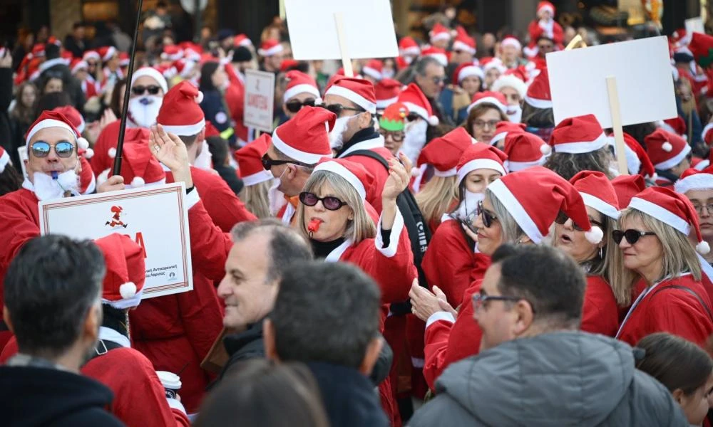 Γέμισε με Άι Βασίληδες το κέντρο της Λάρισας για το «3ο Santa Walk Larissa» που έγινε για καλό σκοπό! (βίντεο)